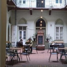 Fekete, Budapest - Belső