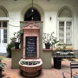 Fekete, Budapest - Belső