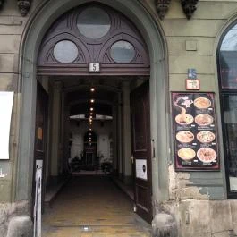 Fekete, Budapest - Külső kép