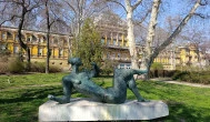 Fekvő nőalak lanttal Budapest - Külső kép