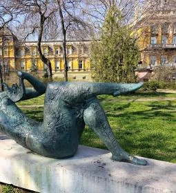Fekvő nőalak lanttal