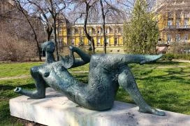 Fekvő nőalak lanttal Budapest