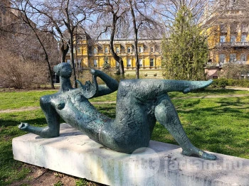 Fekvő nőalak lanttal Budapest