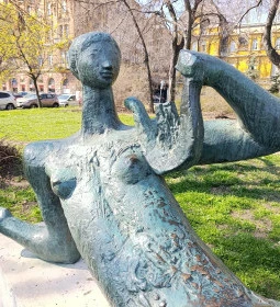 Fekvő nőalak lanttal
