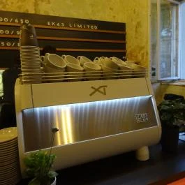 Flow Specialty Coffee Bar & Bistro Budapest - Belső