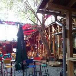 Instant- Fogas, Budapest - Külső kép