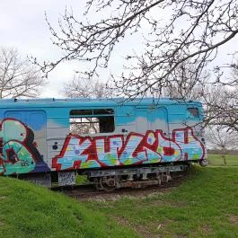 A Földből kitörő metrókocsi Csákberény - Külső kép