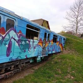 A Földből kitörő metrókocsi Csákberény - Külső kép