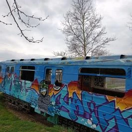 A Földből kitörő metrókocsi Csákberény - Külső kép