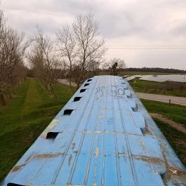 A Földből kitörő metrókocsi Csákberény - Külső kép