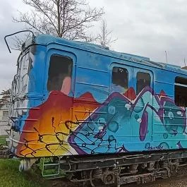 A Földből kitörő metrókocsi Csákberény - Külső kép