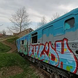 A Földből kitörő metrókocsi Csákberény - Külső kép