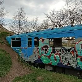 A Földből kitörő metrókocsi Csákberény - Külső kép