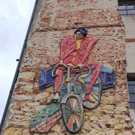 A Földből kitörő metrókocsi Csákberény - Külső kép