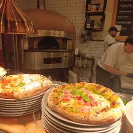 Forni di Napoli, Budapest - Étel/ital