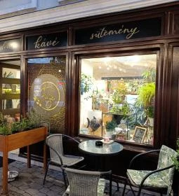 Füge Fagyiudvar & Kávézó