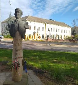 Galamb József mellszobor