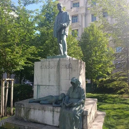 Gárdonyi Géza szobor Budapest - Külső kép