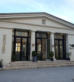 Geraldine – Auguszt Múzeumkert