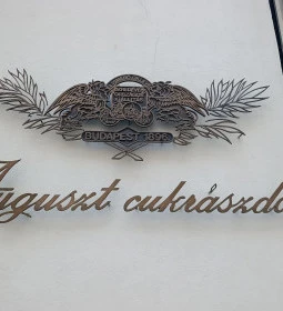 Geraldine – Auguszt Múzeumkert