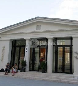 Geraldine – Auguszt Múzeumkert