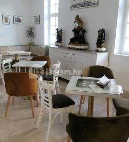 Geraldine – Auguszt Múzeumkert