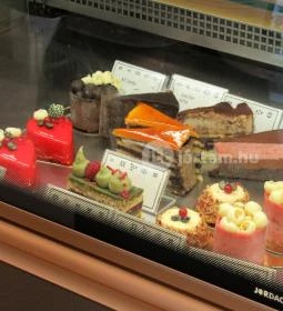 Geraldine – Auguszt Múzeumkert