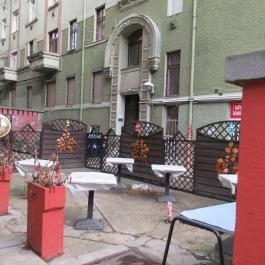 Gombi Serpince, Budapest - Külső kép