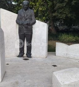 Göncz Árpád szobra