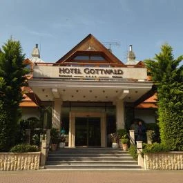 Gottwald Hotel étterme Tata - Külső kép