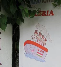 Gőzhajó Kávézó & Galéria