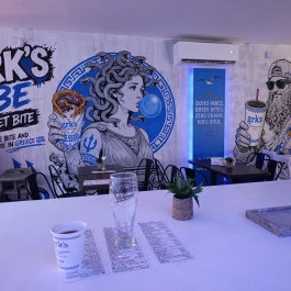 GRK'S Kyros Yeeros, Budapest - Belső