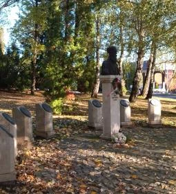 Gróf Batthyány Lajos-mellszobor és Első Független Magyar Kormány tagjai