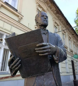 Harrer Pál szobra