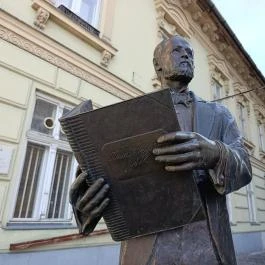 Harrer Pál szobra Budapest - Külső kép