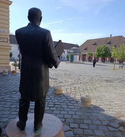 Harrer Pál szobra