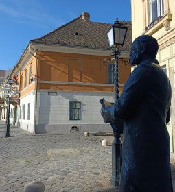 Harrer Pál szobra
