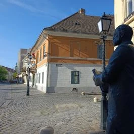 Harrer Pál szobra Budapest - Külső kép