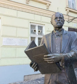 Harrer Pál szobra
