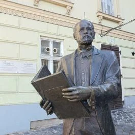 Harrer Pál szobra Budapest - Külső kép