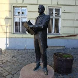 Harrer Pál szobra Budapest - Külső kép