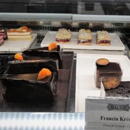 Hauer Cukrászda & Kávéház - Corvin sétány Budapest - Étel/ital