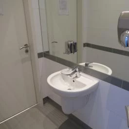 Hauer Cukrászda & Kávéház - Corvin sétány Budapest - Mosdó