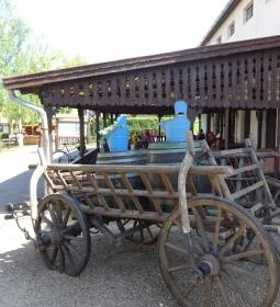 Hollóköves Kávézó & Bisztró