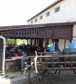 Hollóköves Kávézó & Bisztró