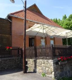 Hollóköves Kávézó & Bisztró