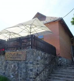 Hollóköves Kávézó & Bisztró