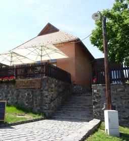 Hollóköves Kávézó & Bisztró