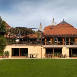 Hotel Gottwald Tata - Medence/kert