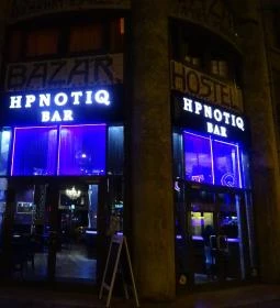 Hpnotiq Bár